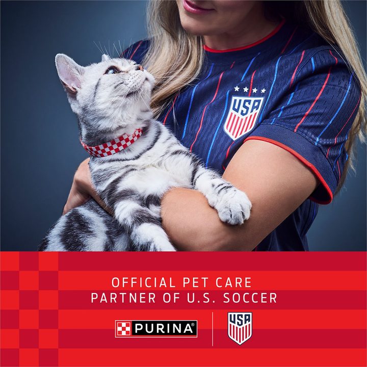 Purina Fancy Feast Grilled Wet Cat Food Tuna Feast in Wet Cat Food Gravy — view 3